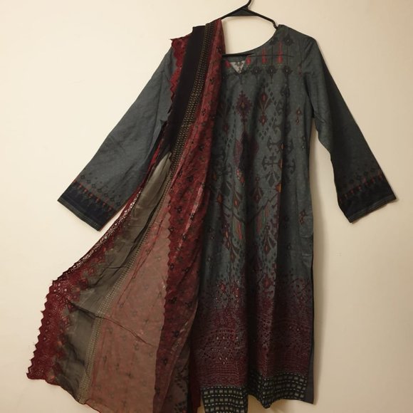 Three Piece Lawn Suit Embroidered - Picture 7 of 10